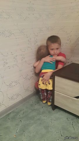 &quot;Старший брат стоит в углу, а младший солидарен)&quot;   дети, угол, наказание, солидарность